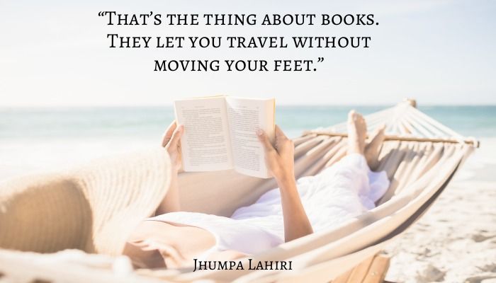Zitat von Jhumpa Lahiri mit einer Frau auf einer Hängematte, die am Meer im Hintergrund ein Buch liest