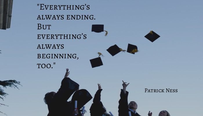 Cita de Patrick Ness con estudiantes lanzando sus sombreros de graduación al aire como fondo