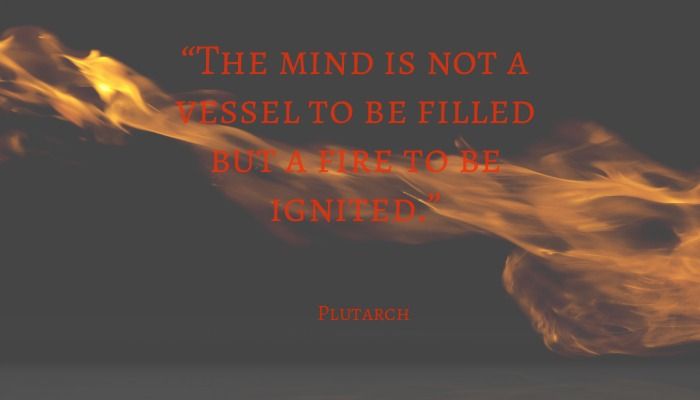 Plutarch-Zitat mit schwarzem Hintergrund und horizontaler Flamme