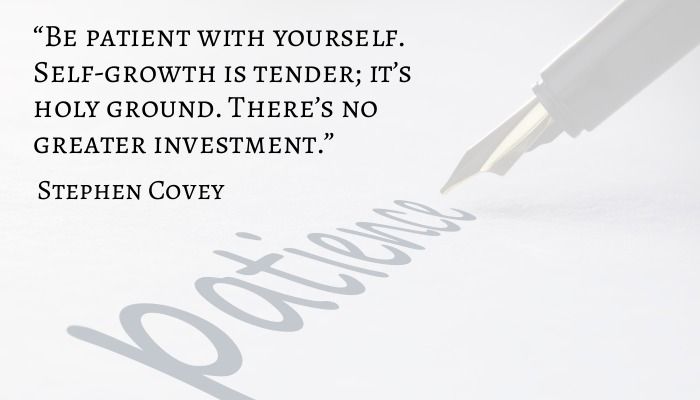 Zitat von Stephen Covey mit einem Bleistift und der Aufschrift „Geduld“ im Hintergrund