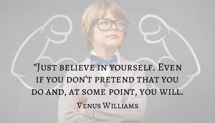 Zitat von Venus Williams mit einem Schulkind, das vor einem Whiteboard im Hintergrund steht