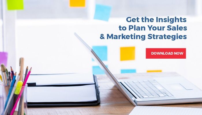 Anúncio de estratégias de marketing com um laptop e lápis em uma mesa ao fundo