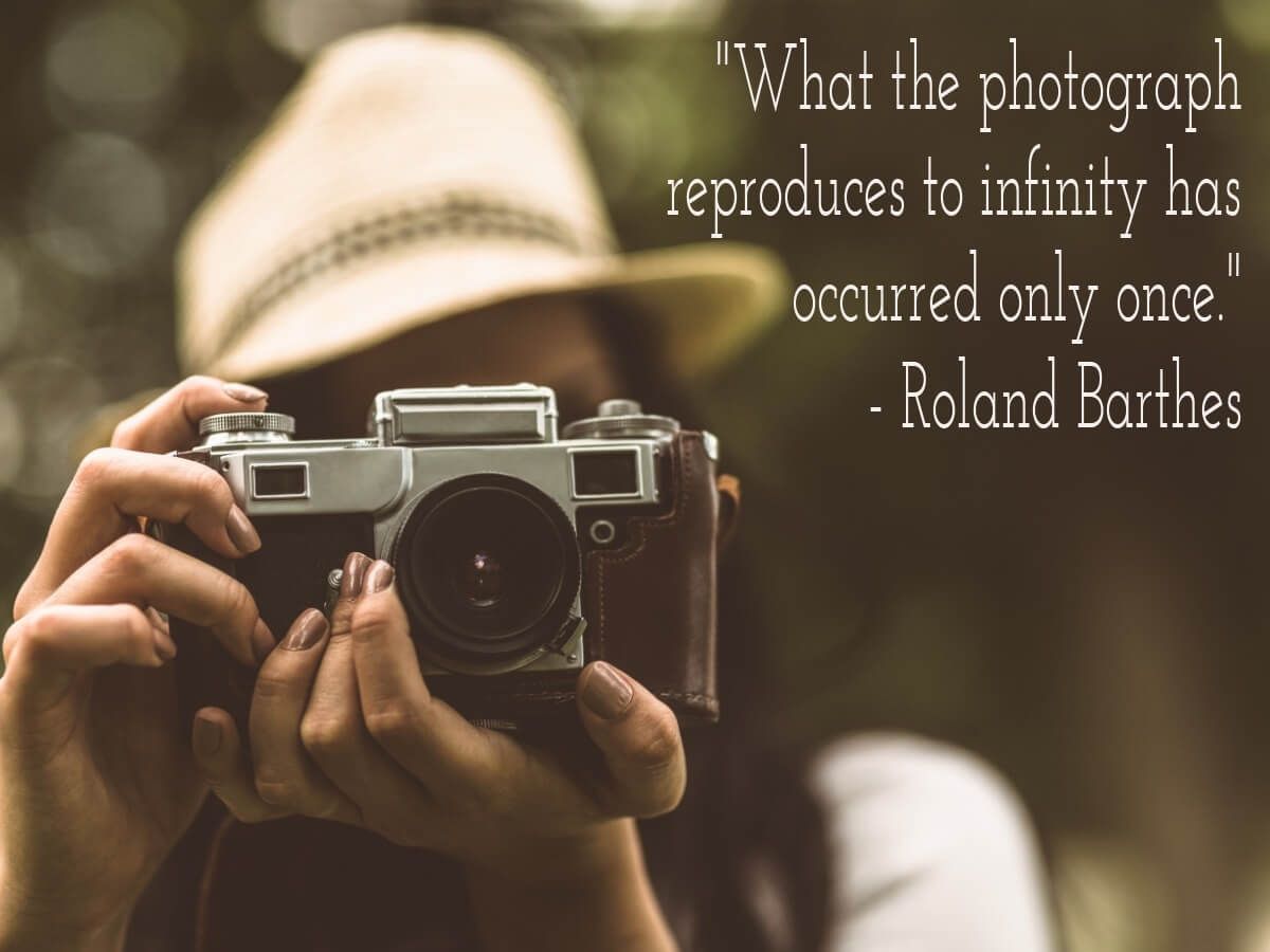 Ein Mädchen beim Fotografieren und ein verblasster Hintergrund im Wald mit Text, was das Foto bis ins Unendliche wiedergibt, hat Roland Barthes nur einmal erlebt 