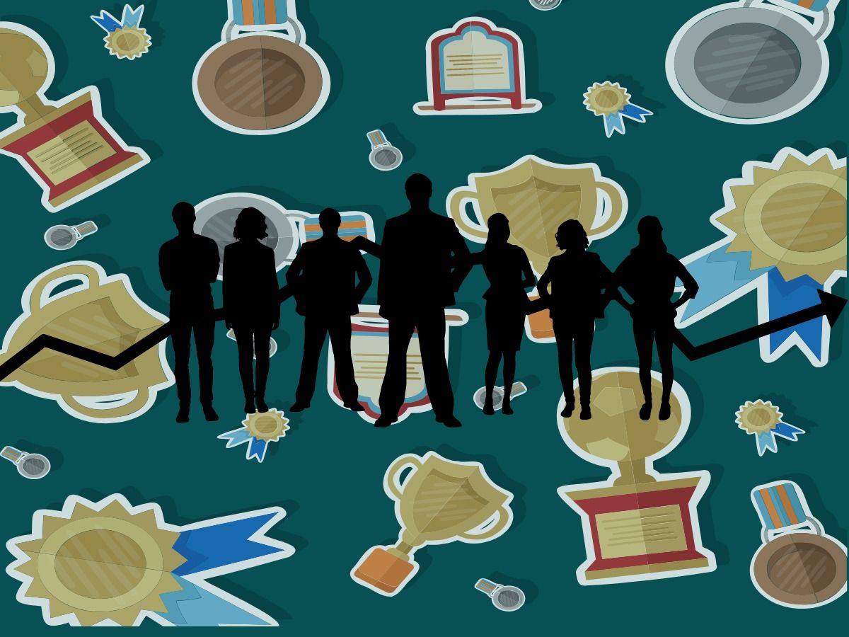 Ilustração de uma equipe em um fundo verde com ícones de troféus e distintivos que representam o sucesso