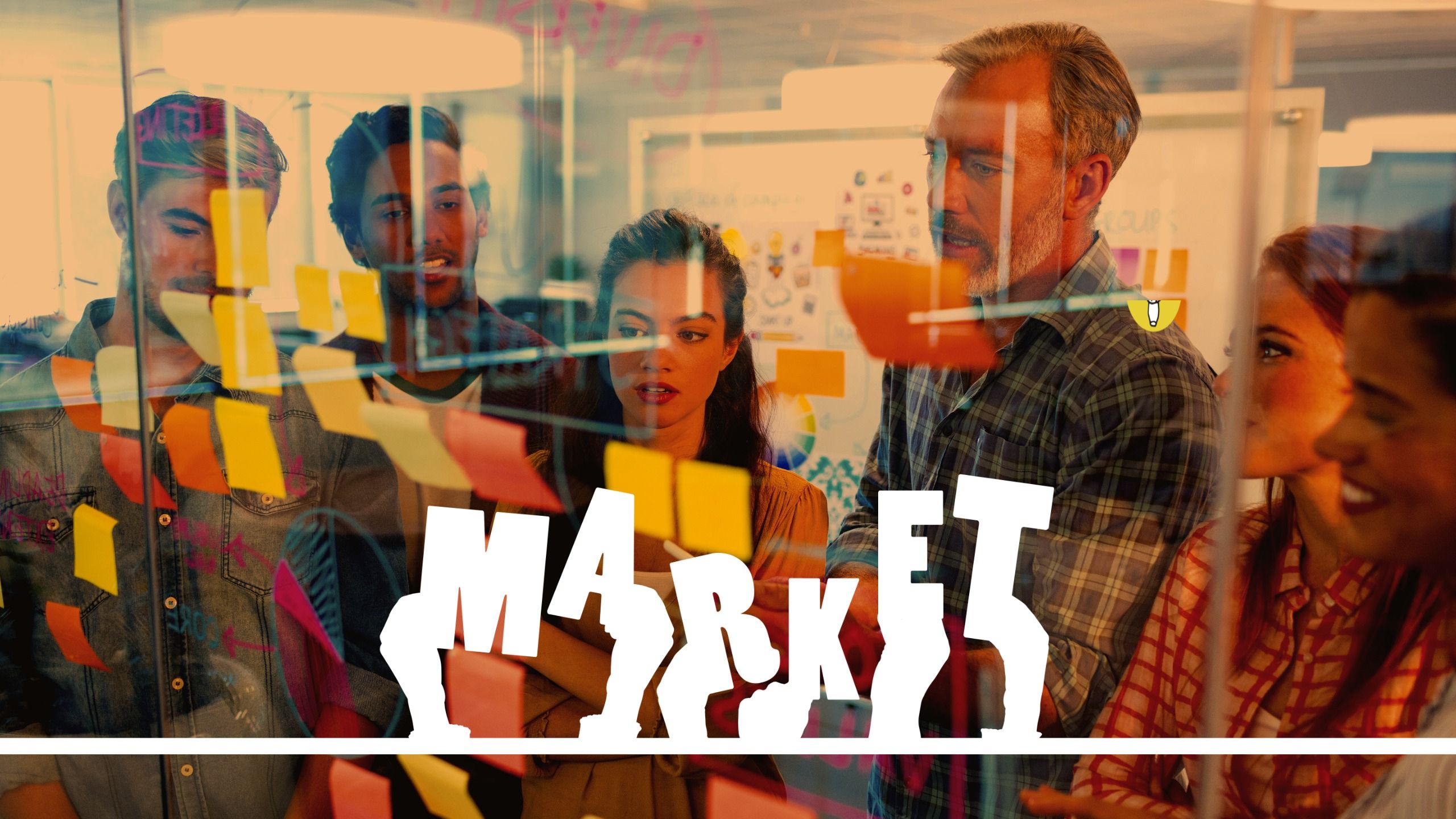 Ilustração da palavra mercado contra um fundo de uma equipe fazendo brainstorming de ideias atrás de uma parede de vidro