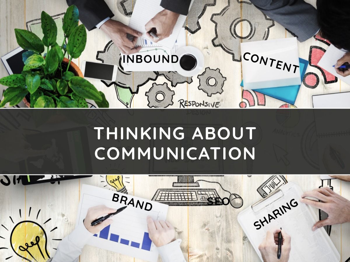 Der Text Thinking About Communication in Weiß vor dunklem Hintergrund auf dem Hintergrund eines Schreibtisches während eines Geschäftstreffens mit Symbolen, die Kommunikation darstellen