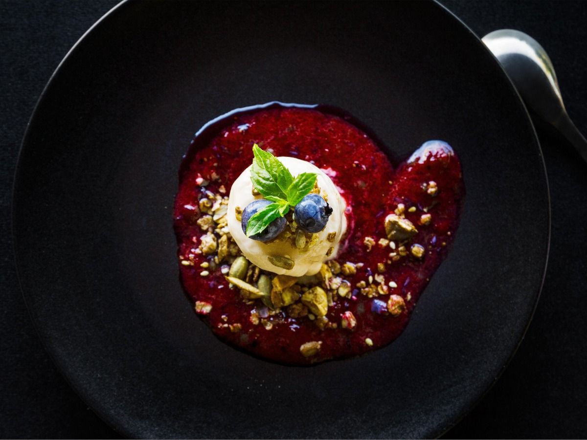Plat dessert sauce rouge - idées de marketing de restaurant - image
