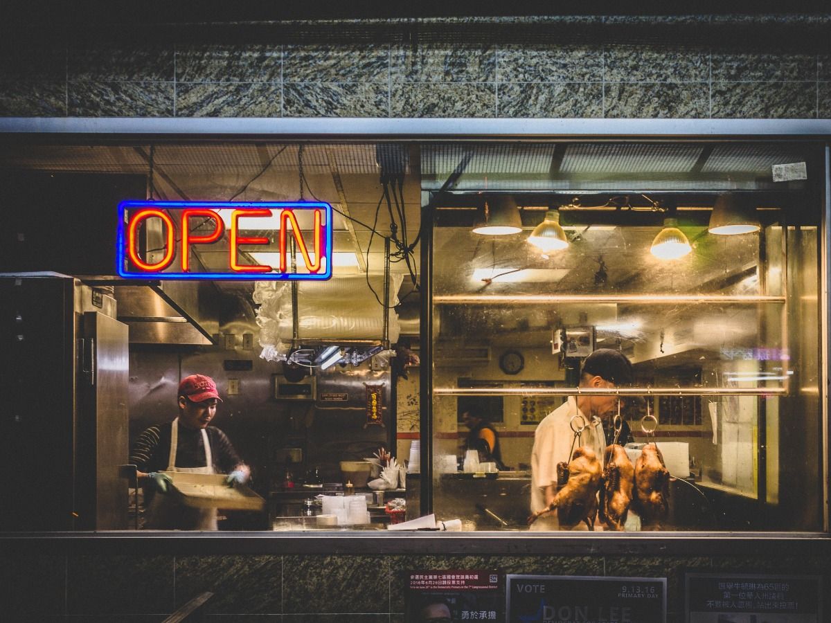 Panneau ouvert sur la fenêtre du restaurant - idées de marketing de restaurant - image
