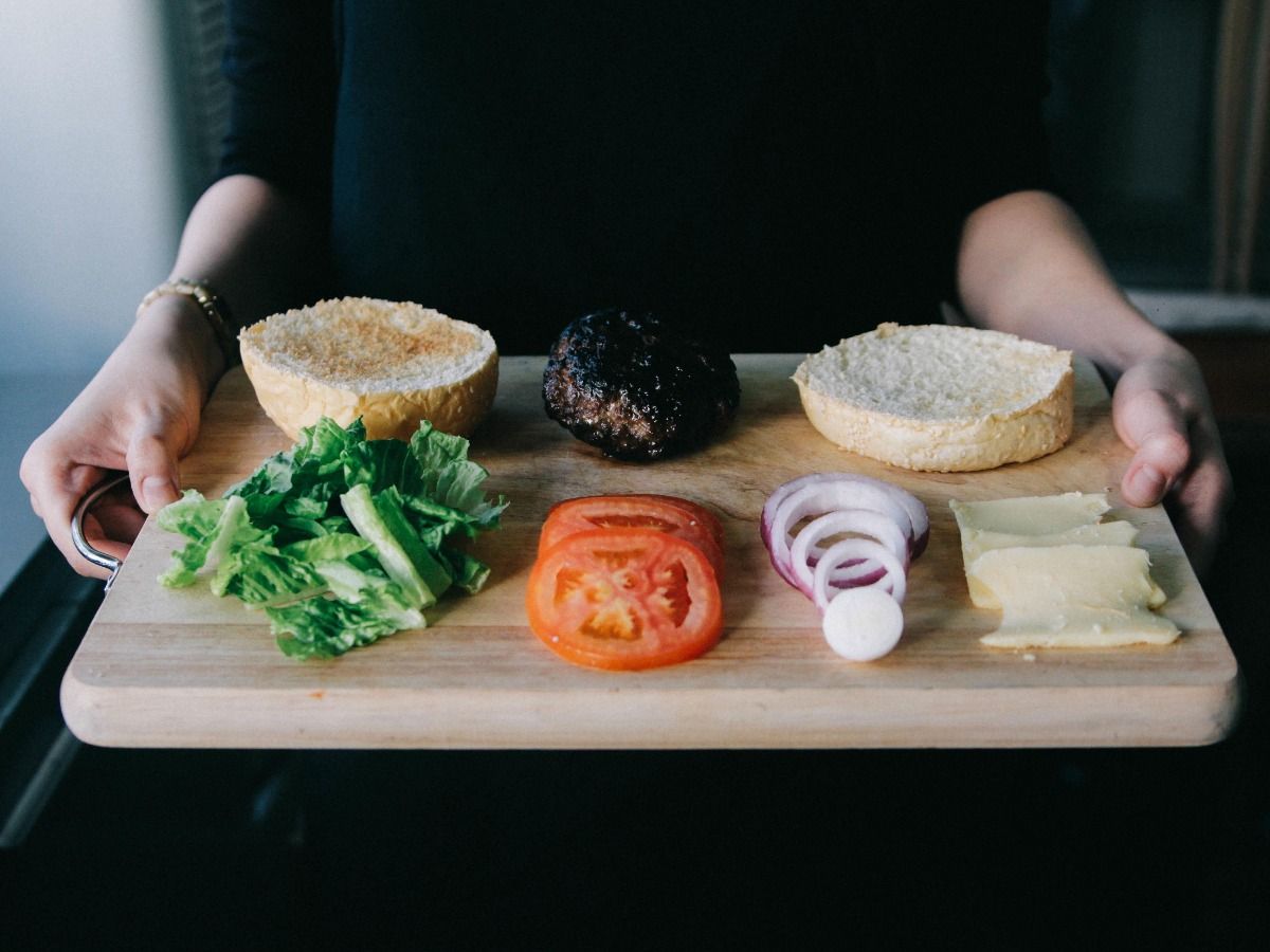 Assiette de nourriture sur planche à découper en bois - idées de marketing de restaurant - image