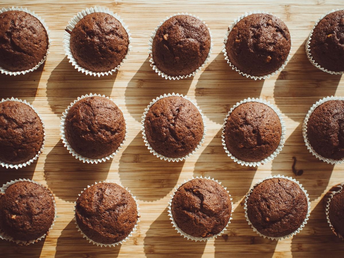 Muffins au chocolat sur table en bois - idées de marketing de restaurant - image