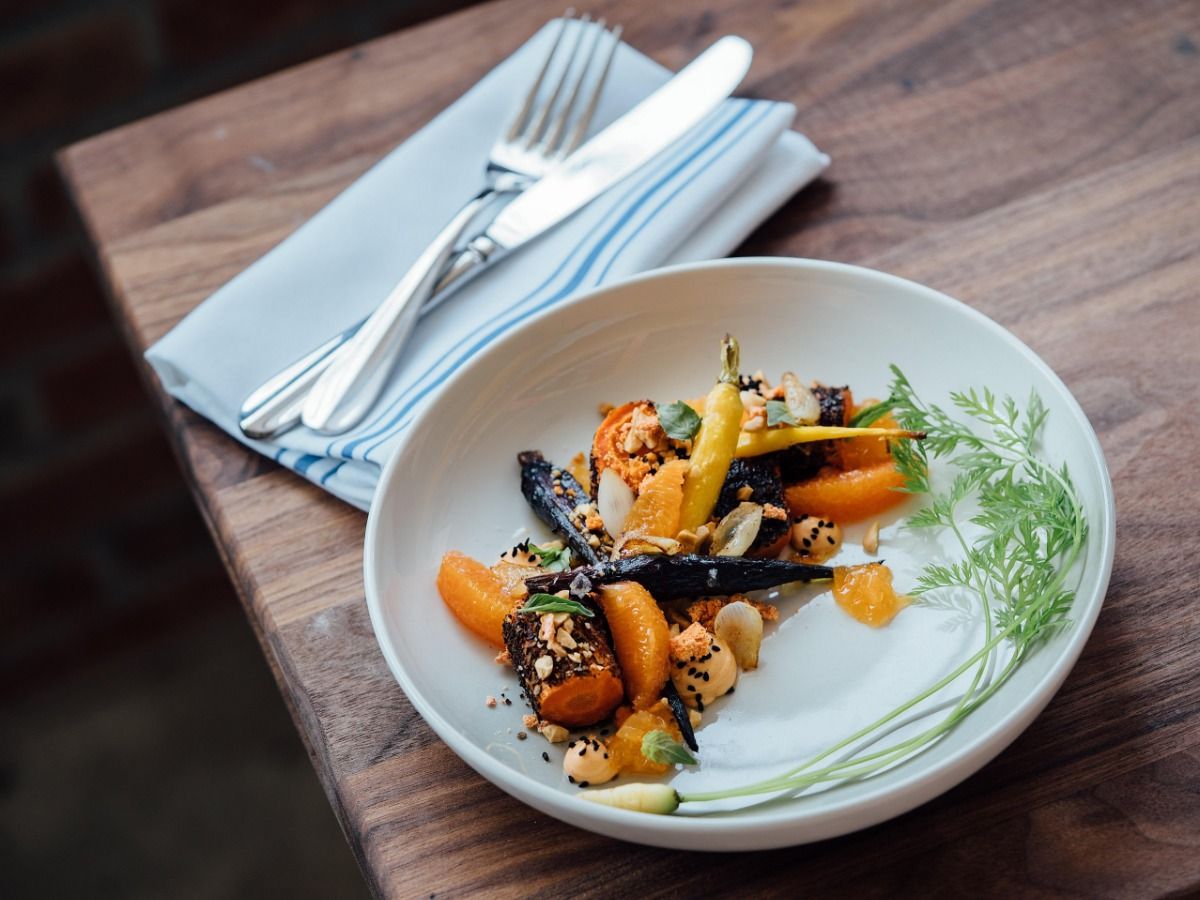 Plat de légumes sur table avec couteau et fourchette - idées de marketing de restaurant - image