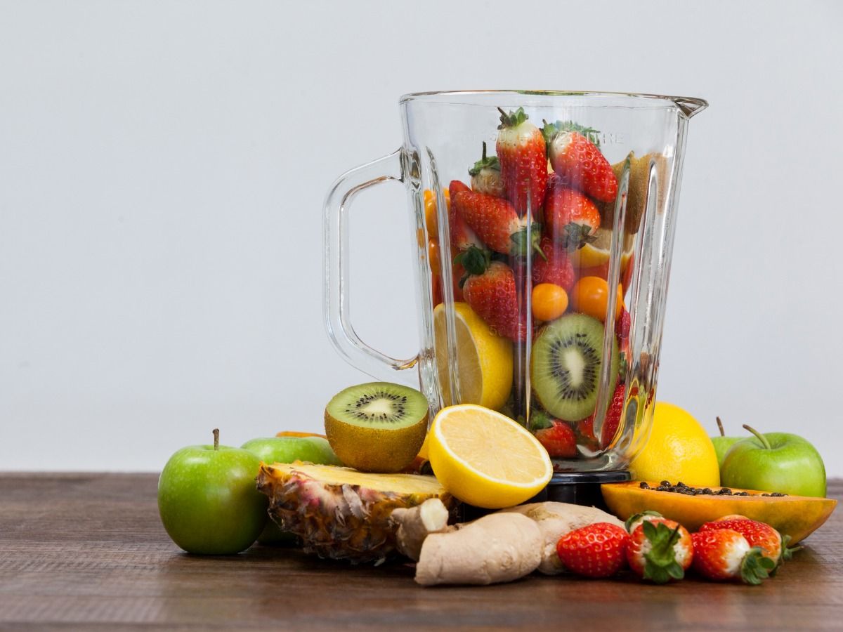 Strawberries, kiwi, lemon and other fruits are in the blender and more are lying around on the table - Rethinking the marketing funnel in the world of modern technology and social networks - Image