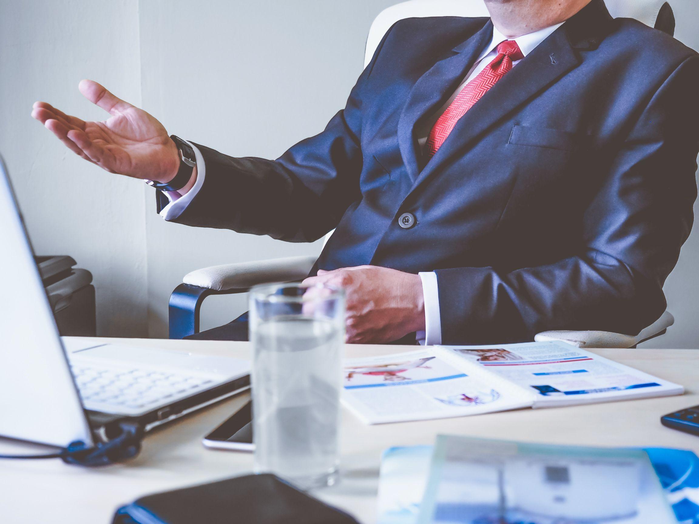 Homme d'affaire a un bureau avec un ordinateur - idées de stratégie de vente - image