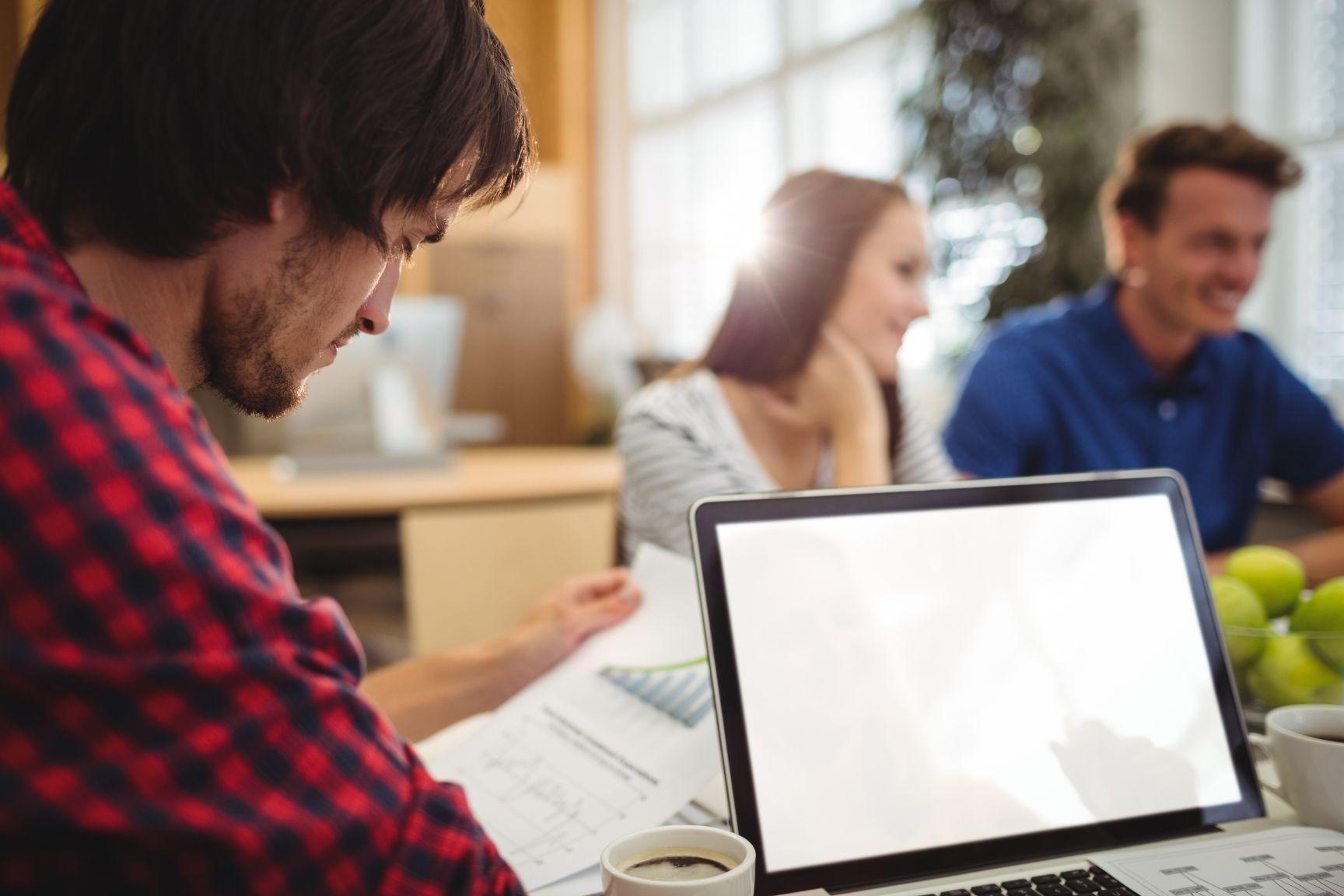 Homme étudiant graphique à table avec ordinateur - idées de stratégie de vente - image