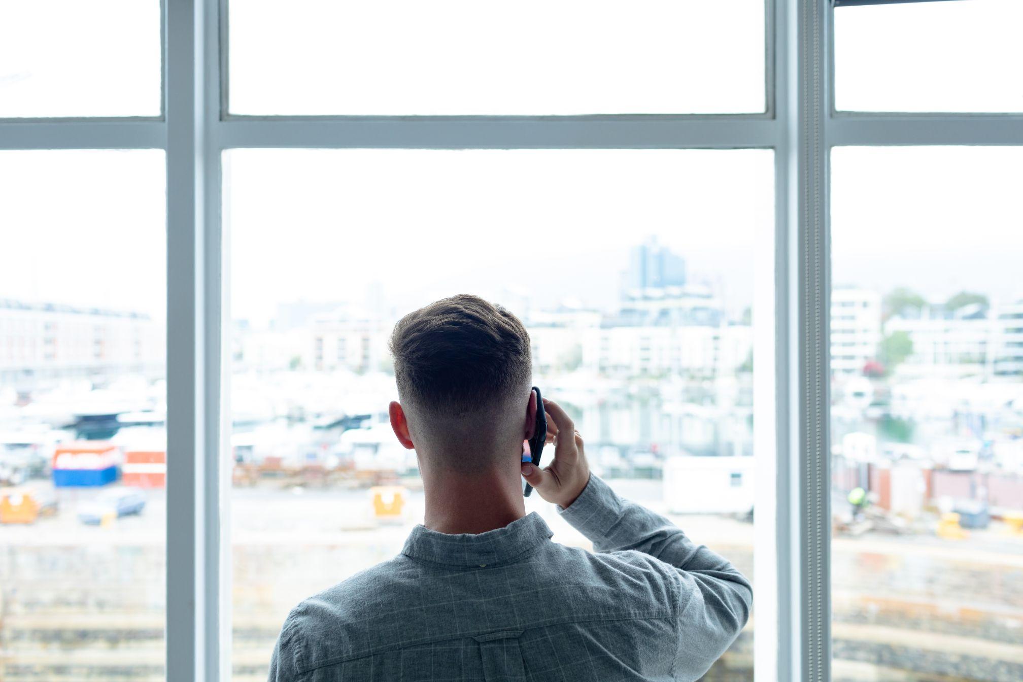 Mann am Telefon führt Verkaufsgespräch