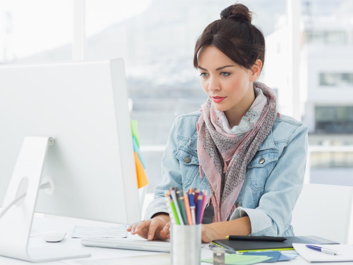 mujer escribiendo en su computadora