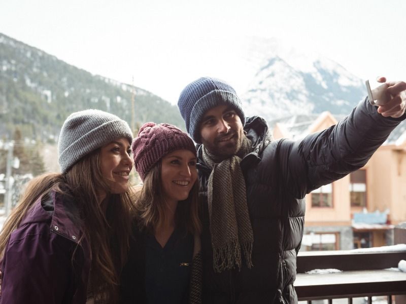 Friends take a selfie against the backdrop of the mountains - The best social media marketing tips for starting and growing your business - Image