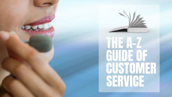 La Guía de servicio al cliente de AZ&#39; escrita en primer plano con una mujer usando un auricular como fondo