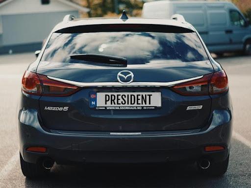 Voiture avec plaque d'immatriculation du président étudiant - Image