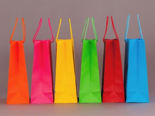 Sacolas de compras coloridas - Como criar cartazes inteligentes para o grêmio estudantil: 30 ideias para impulsionar sua criatividade - Imagem