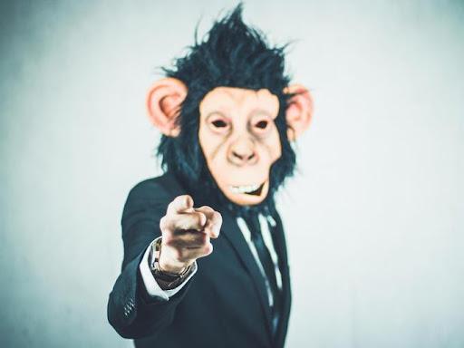 Mascote com traje de macaco e máscara de macaco - Como criar cartazes inteligentes para o grêmio estudantil: 30 ideias para impulsionar sua criatividade - Imagem