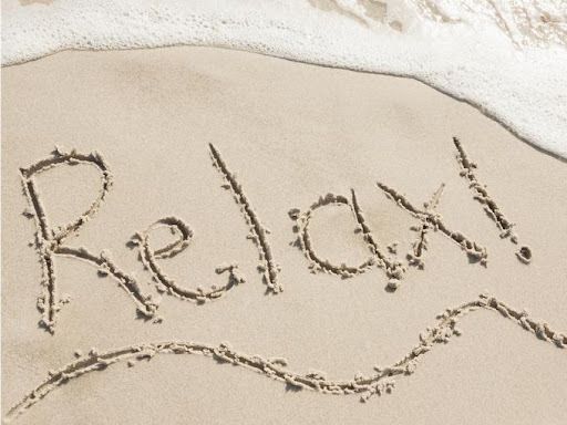 A palavra 'relaxar' está escrita na areia - Como criar cartazes inteligentes para o grêmio estudantil, 30 ideias para impulsionar sua criatividade - Imagem