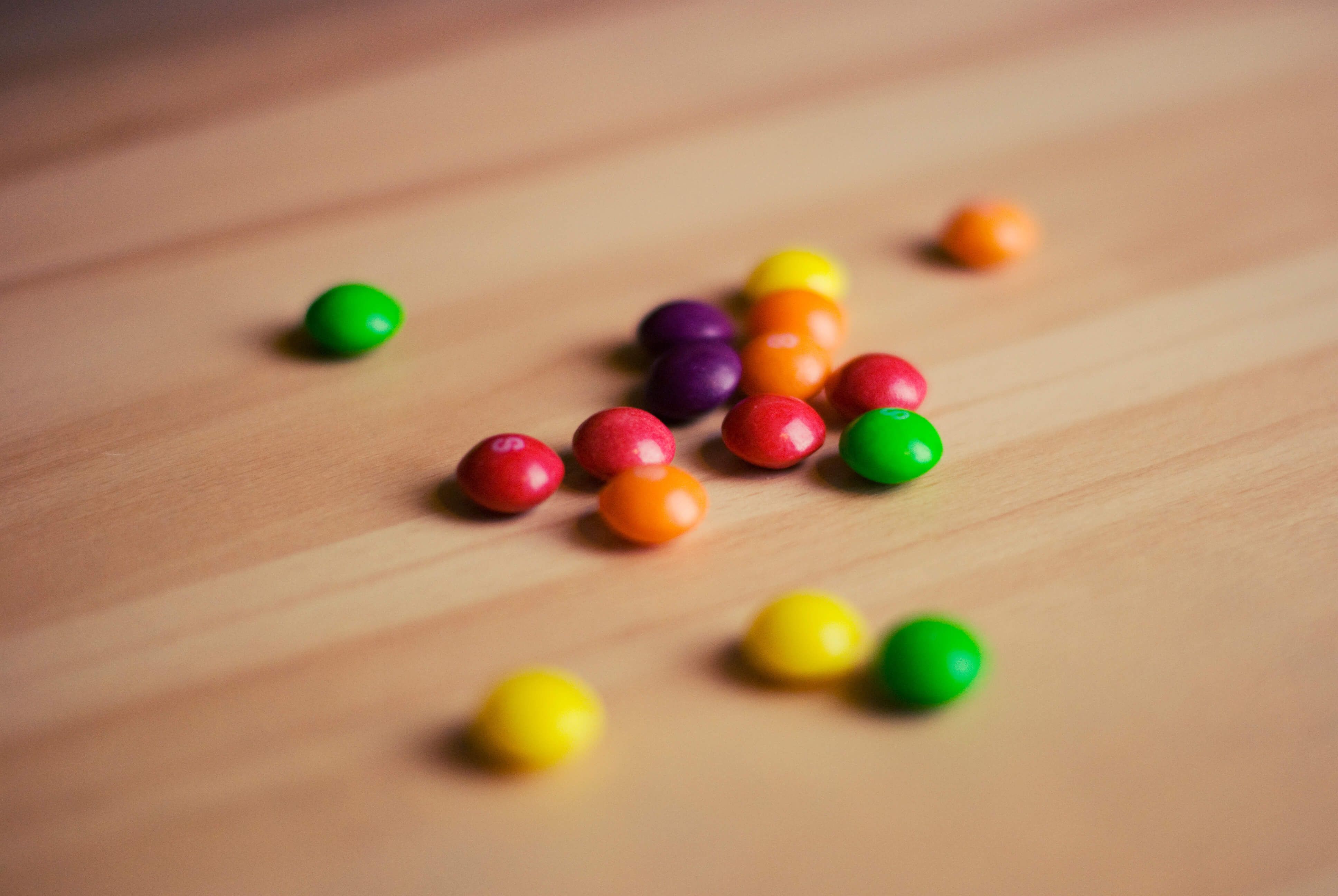 Des bonbons sur une table - Image