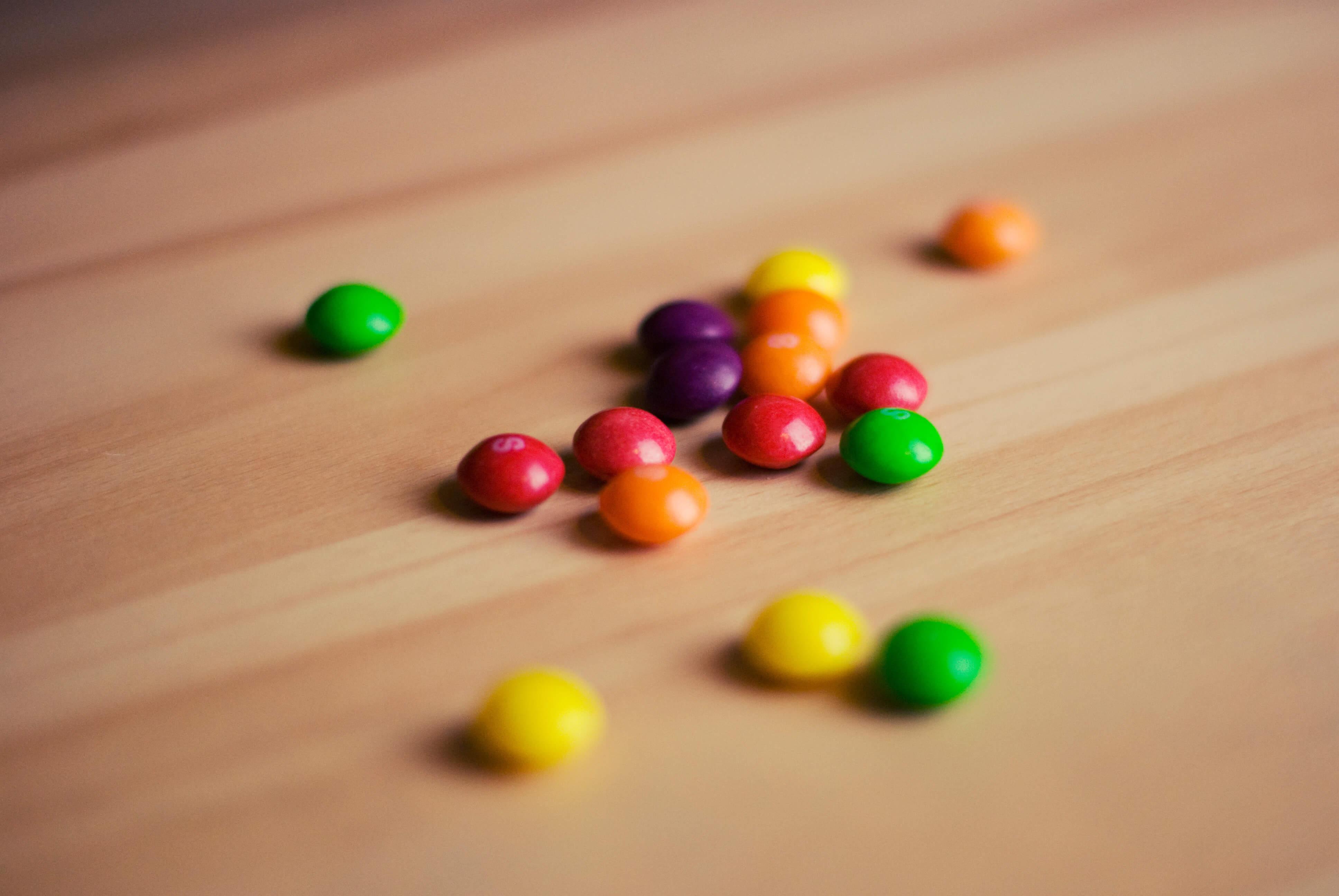 Skittles em uma mesa - Como criar cartazes inteligentes para o grêmio estudantil, 30 ideias para impulsionar sua criatividade - Imagem