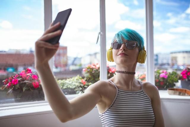 Blue-haired girl takes a selfie - The 100 best event marketing ideas - Image