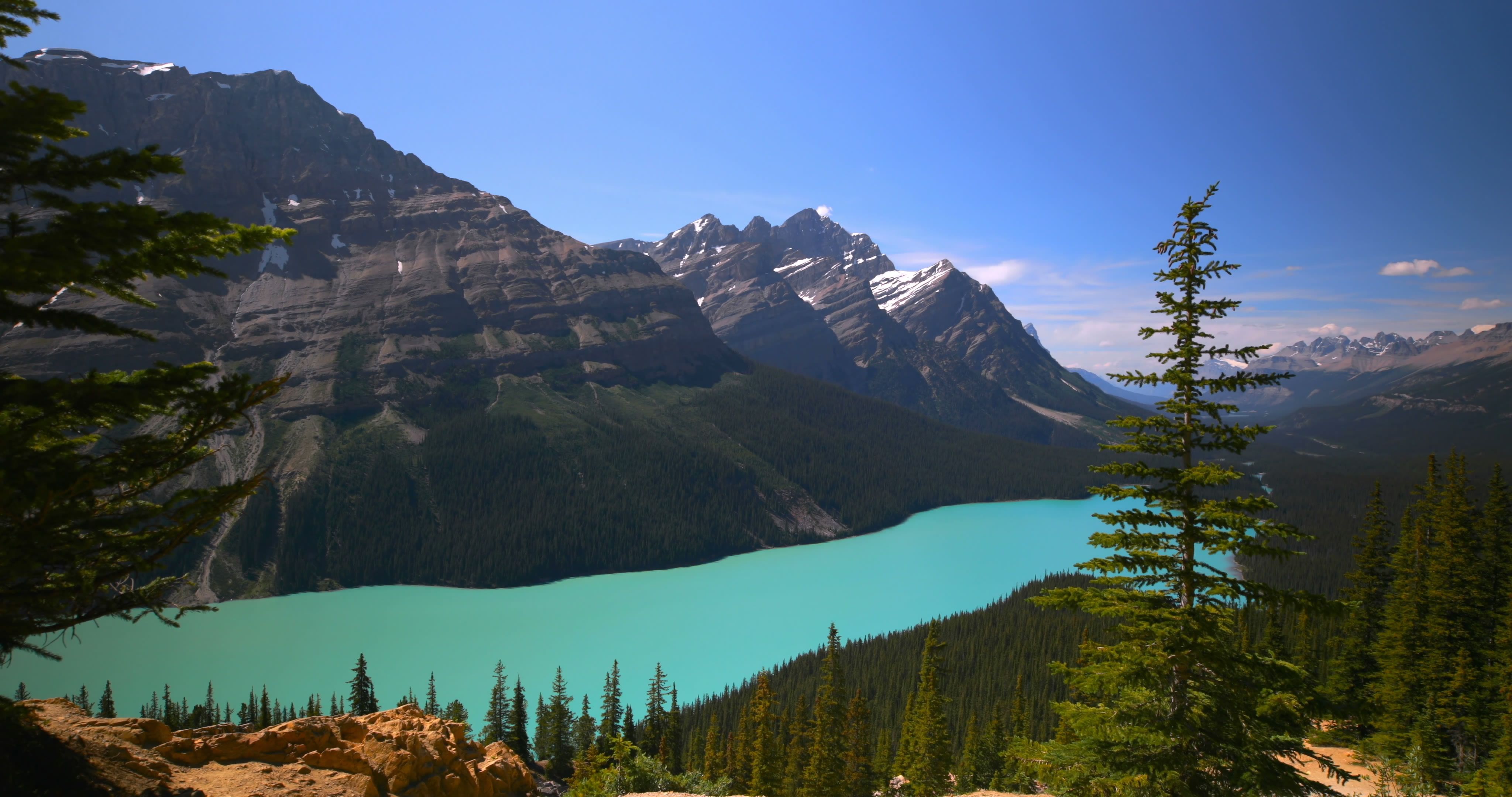 Vue Époustouflante de Paysage Montagneux avec Lac Turquoise - Image