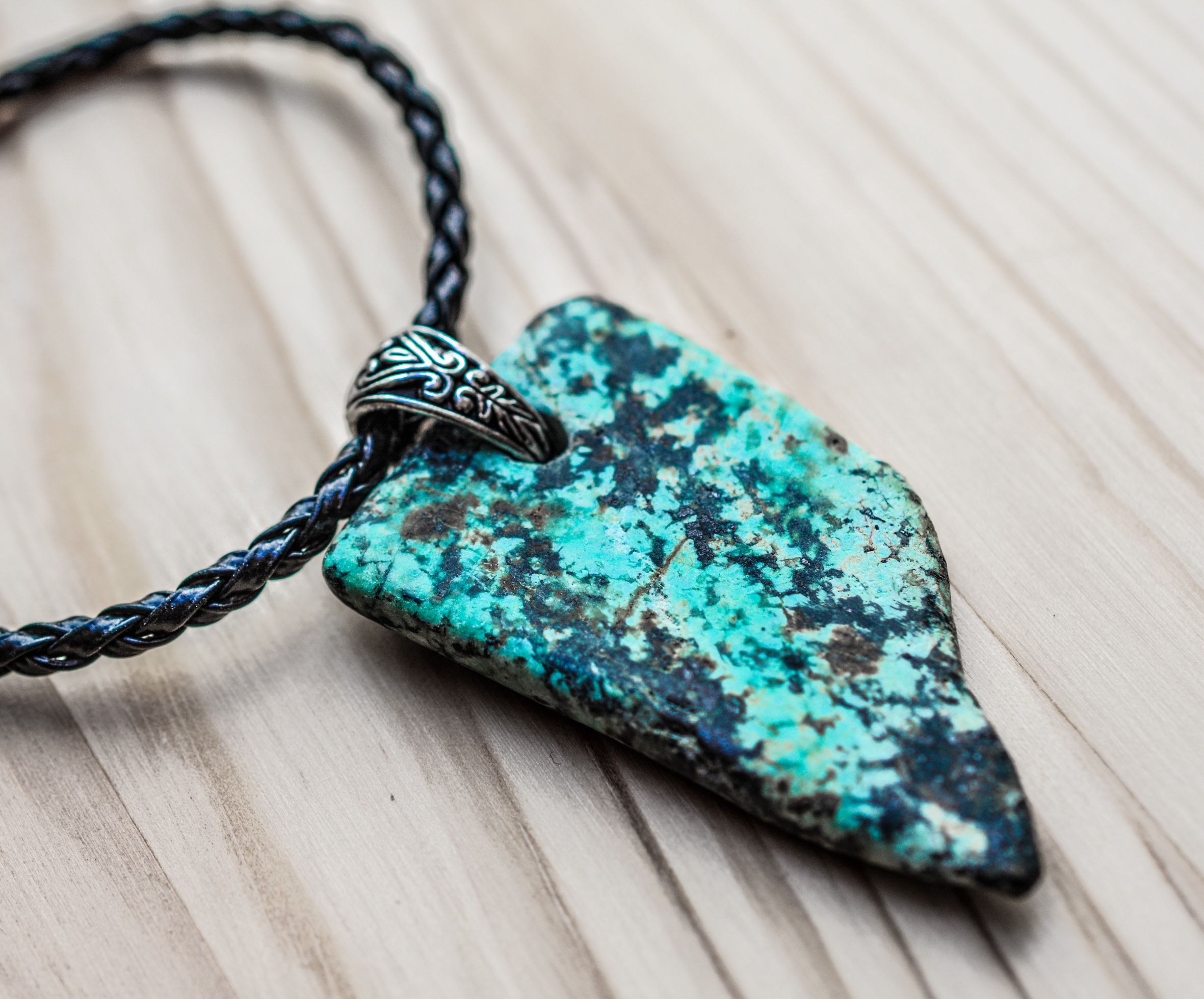 Pendentif Collier Pointe de Flèche en Pierre Turquoise Faite à la Main sur Surface en Bois - Image