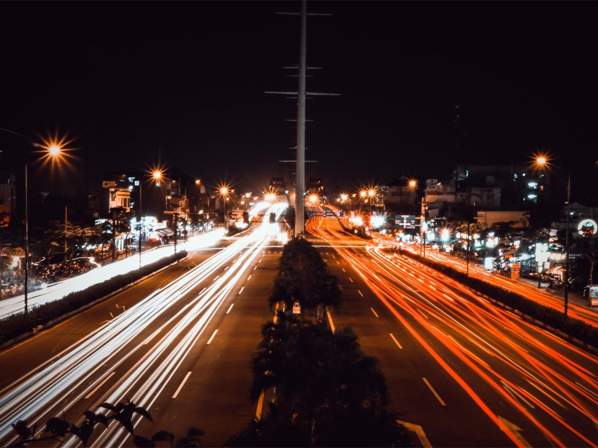 Zeitlupenbild von Autos auf stark befahrenen Straßen in der Nacht