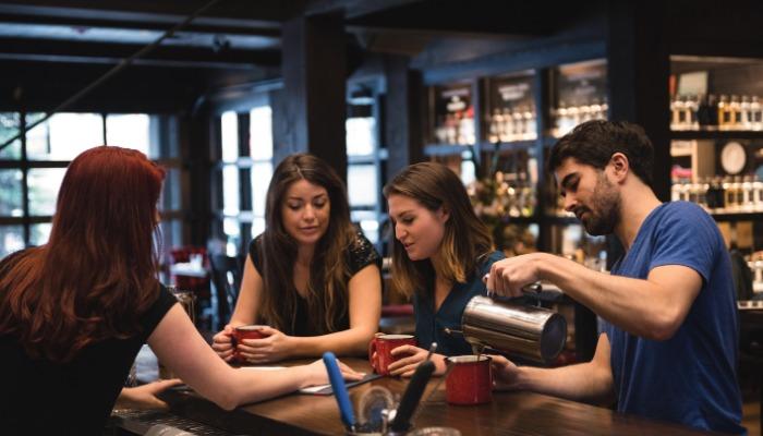 Kunden unterhalten sich in einem Café