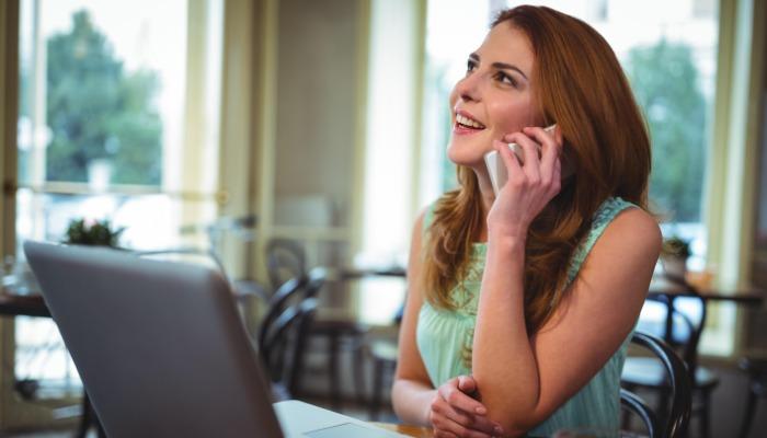 Frau chattet über Telefonbeziehungsmarketing