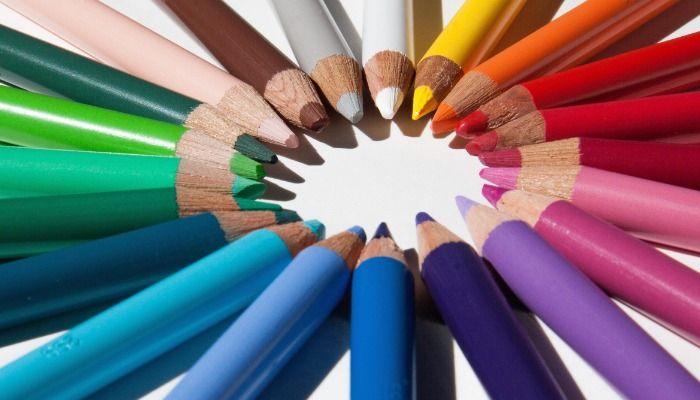 lápis de cor dispostos em círculo