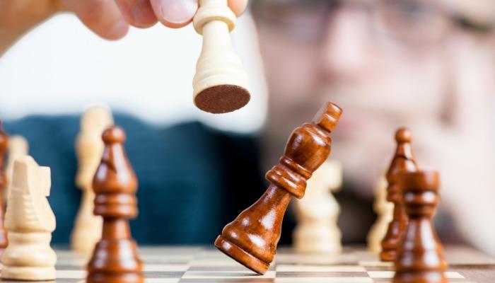 Pièce d'échecs renversée sur l'échiquier - Le guide ultime du marketing relationnel - Image