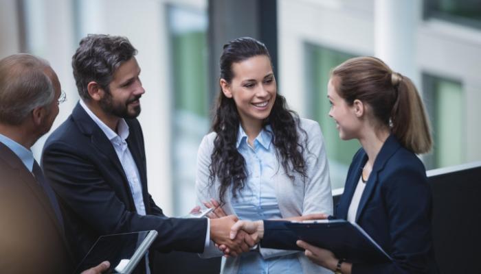 pessoas de negócios apertando as mãos