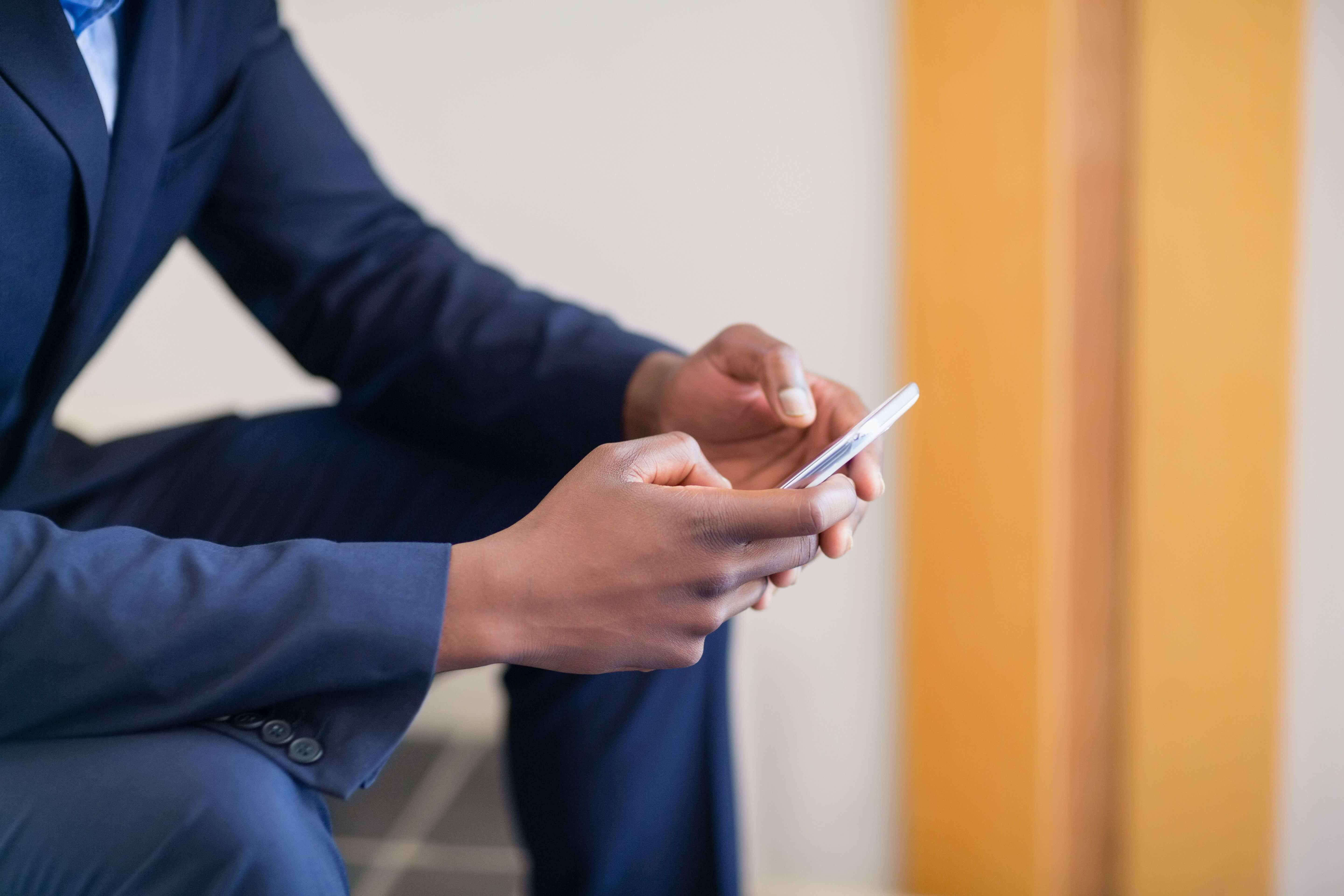 Homem de negócios rolando no smartphone