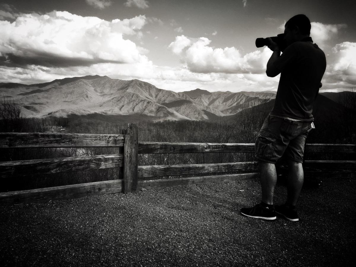 image d'un photographe en noir et blanc - Guide de marketing vidéo pour les débutants : 2021 - Image 