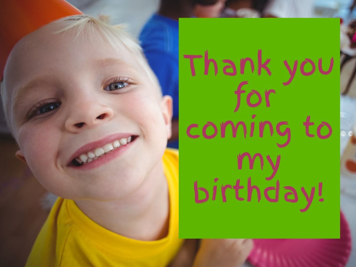 Criança na festa de aniversário com nota de agradecimento em verde e vermelho
