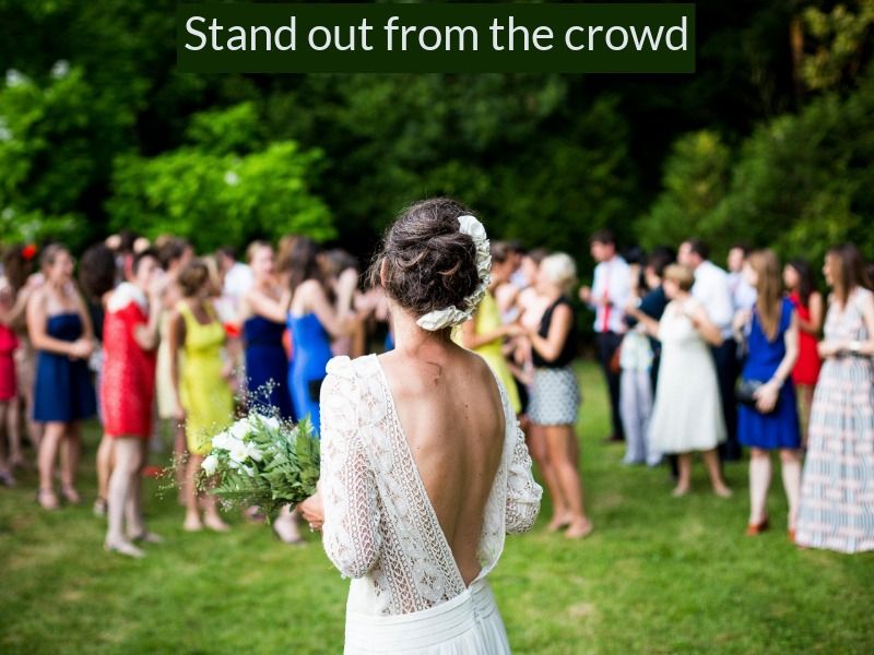 novia frente a la fiesta de bodas con texto que se destaca entre la multitud