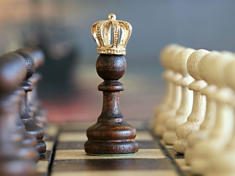 Peão de xadrez marcado como rei