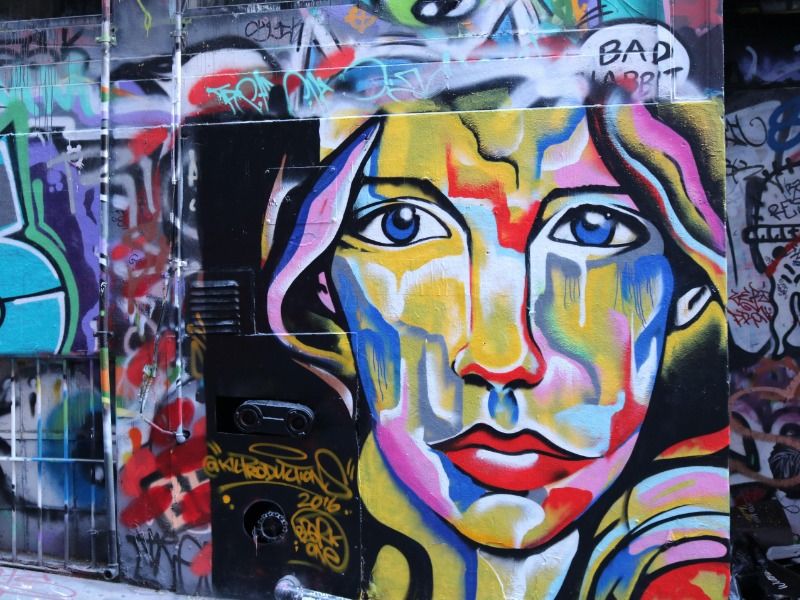 Fresque visage graffiti