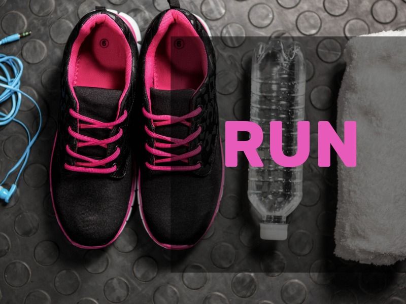 correr escrito en rosa sobre un fondo con artículos de fitness